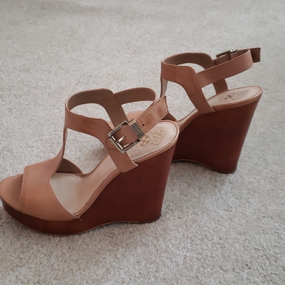Tan leather wedge sandal. - Picture 3 of 4